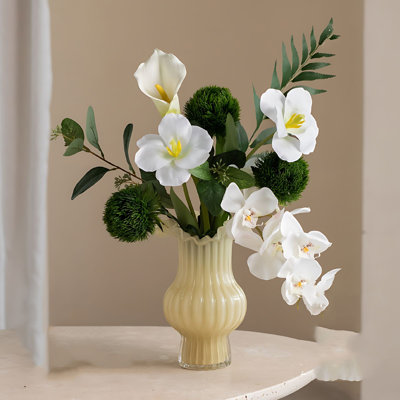 Arrangement d'orchidées dans un vase