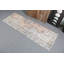 Tapis turc vintage fait à la main avec des tons terreux et un motif floral complexe pour des couloirs confortables