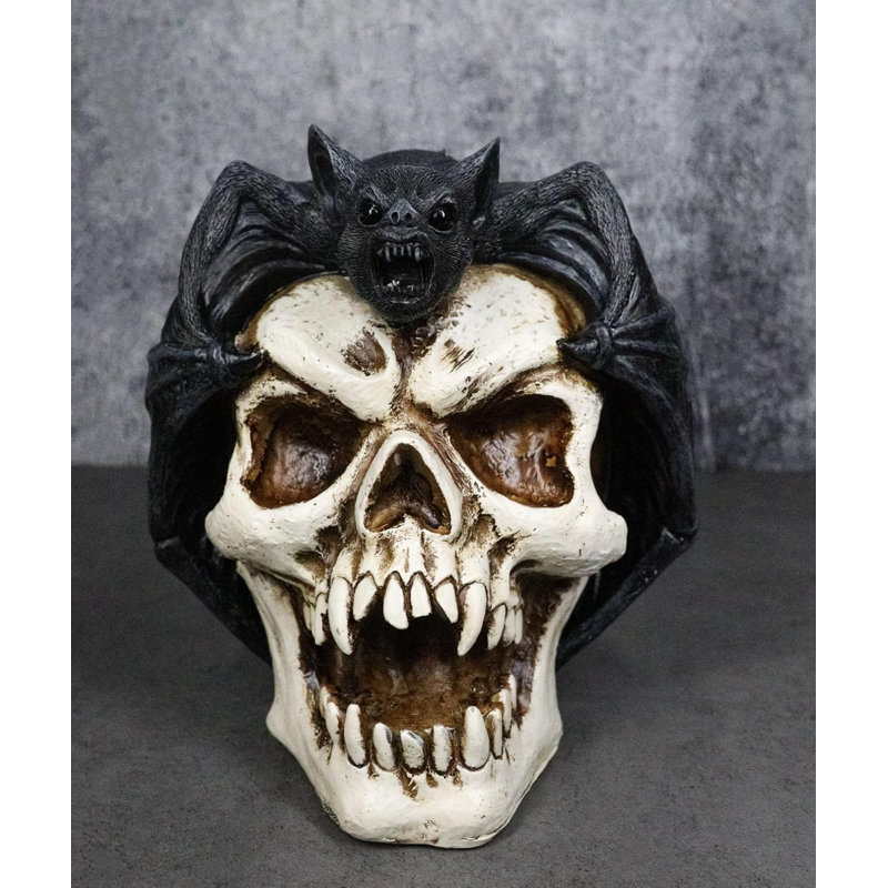 Figurine gothique de chauve-souris vampire nocturne perchée sur un crâne de Dracula