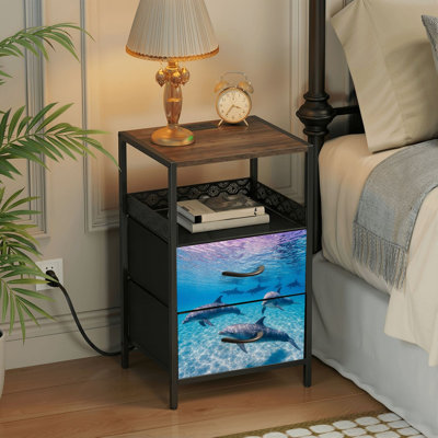 Table de chevet avec station de recharge, 2 tiroirs, ports USB et prises électriques, tablette ouverte, noire, pour chambre ou salon. Motif de dauphins nageant sous l'eau, océan tropical, paysage marin ensoleillé.
