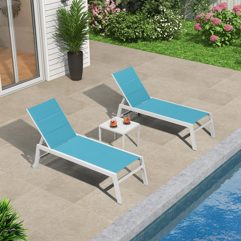 Siège à lattes inclinable 66,15 po avec table, Cadre blanc / coussin bleu