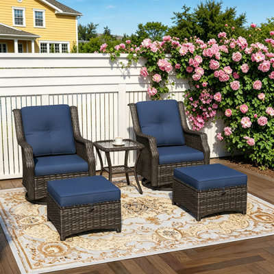 Ensemble de meubles de patio en osier 5 pièces avec 2 chaises, repose-pieds, table d'appoint et coussin bleu