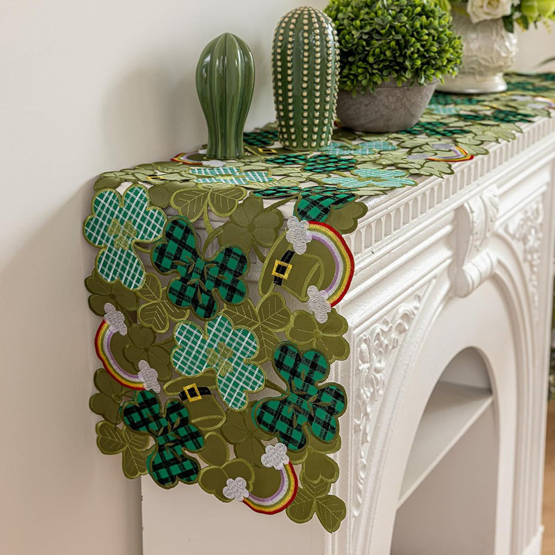 Chemin de table brodé trèfle arc-en-ciel, trèfle de la Saint-Patrick et décoration de chapeau de lutin pour la cuisine et la salle à manger