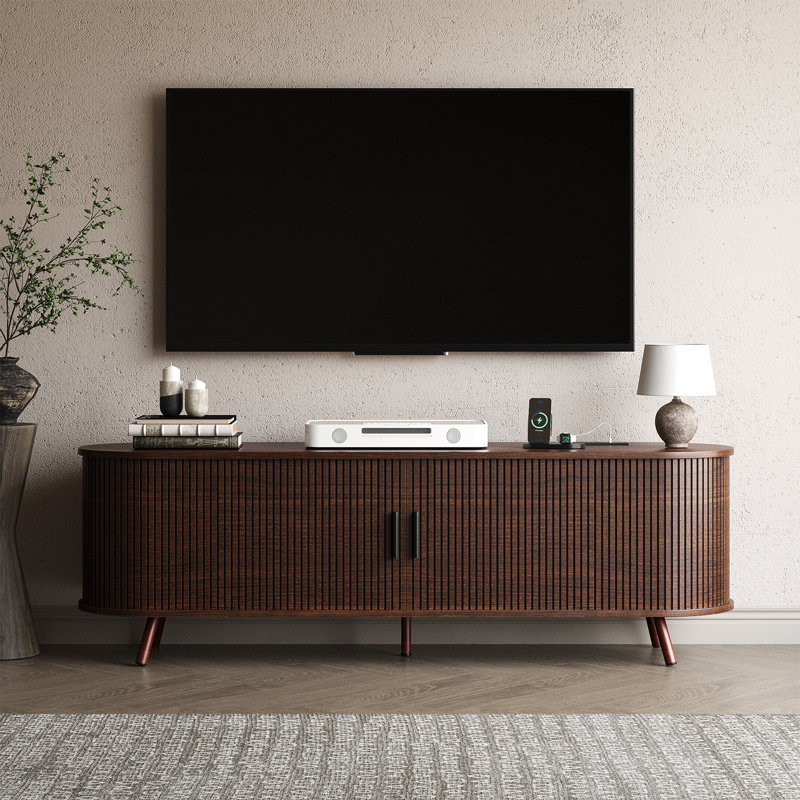 Meuble télé moderne en bois l 63 po Aguilera avec rangement, tablettes et prise électrique pour téléviseur, Noyer