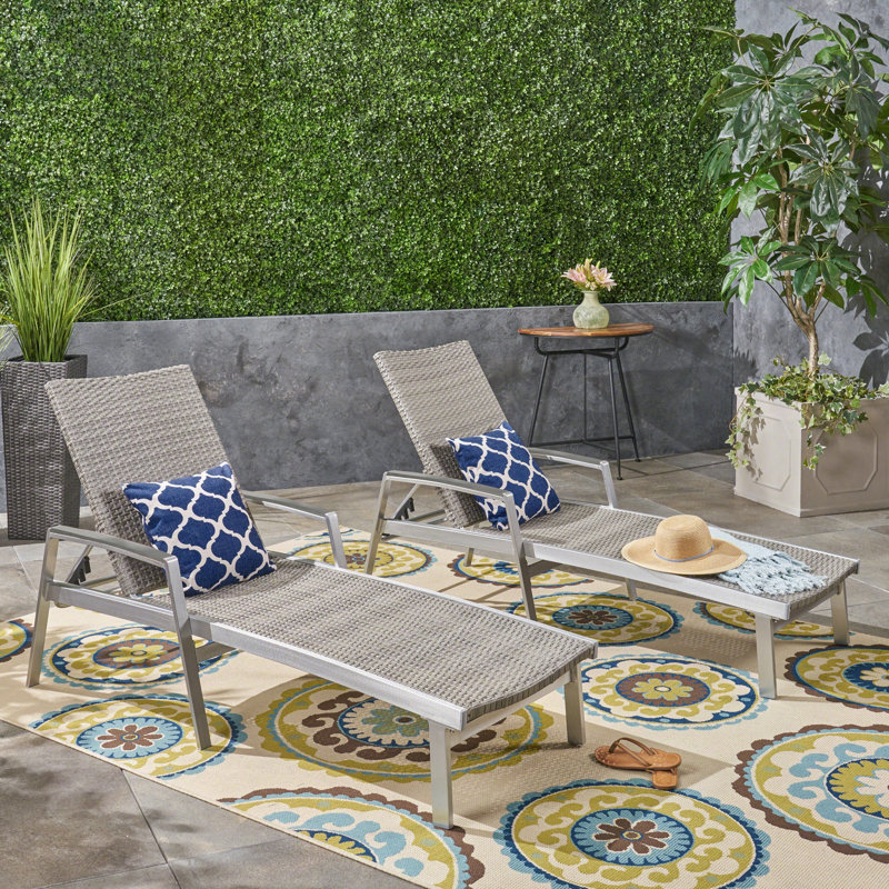 Chaise longue en aluminium résistante à la rouille avec siège en filet, parfaite pour la détente dans le patio et la cour.