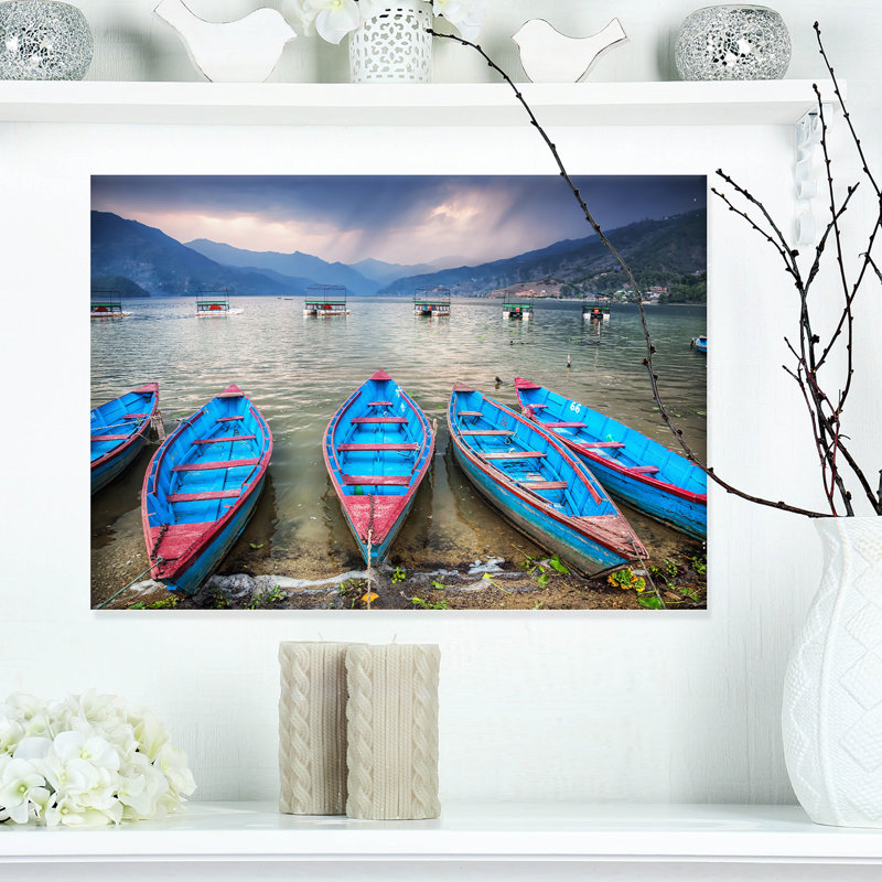 «Row of Blue Boat in Pokhara Lake», photographie, H 8 po x l 12 po x p 1 po, Toile tendue