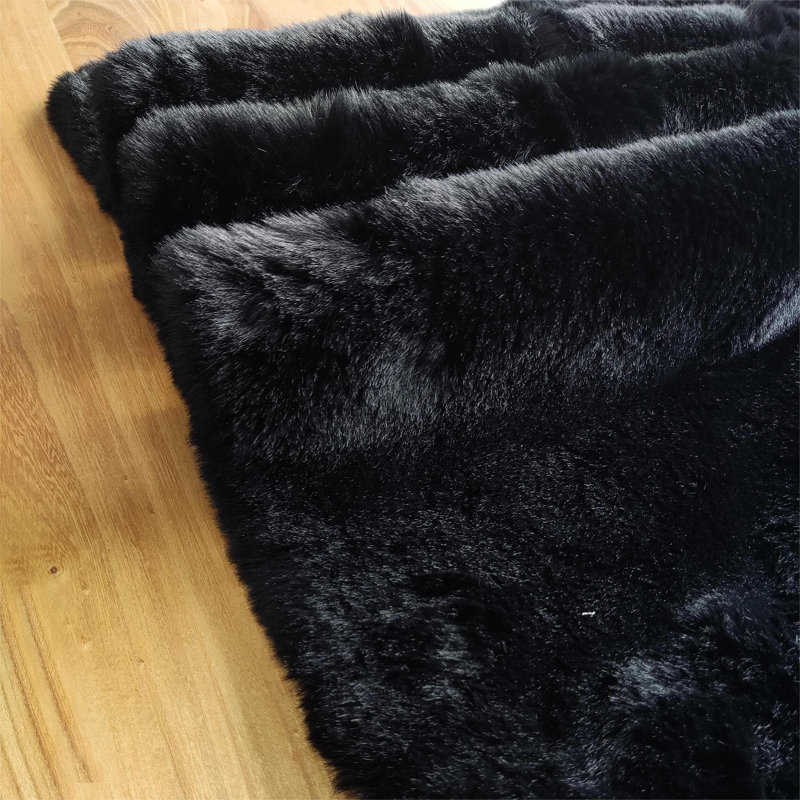 Tapis noir en fausse fourrure Adstock, Nouveauté 2 pi x 4 pi