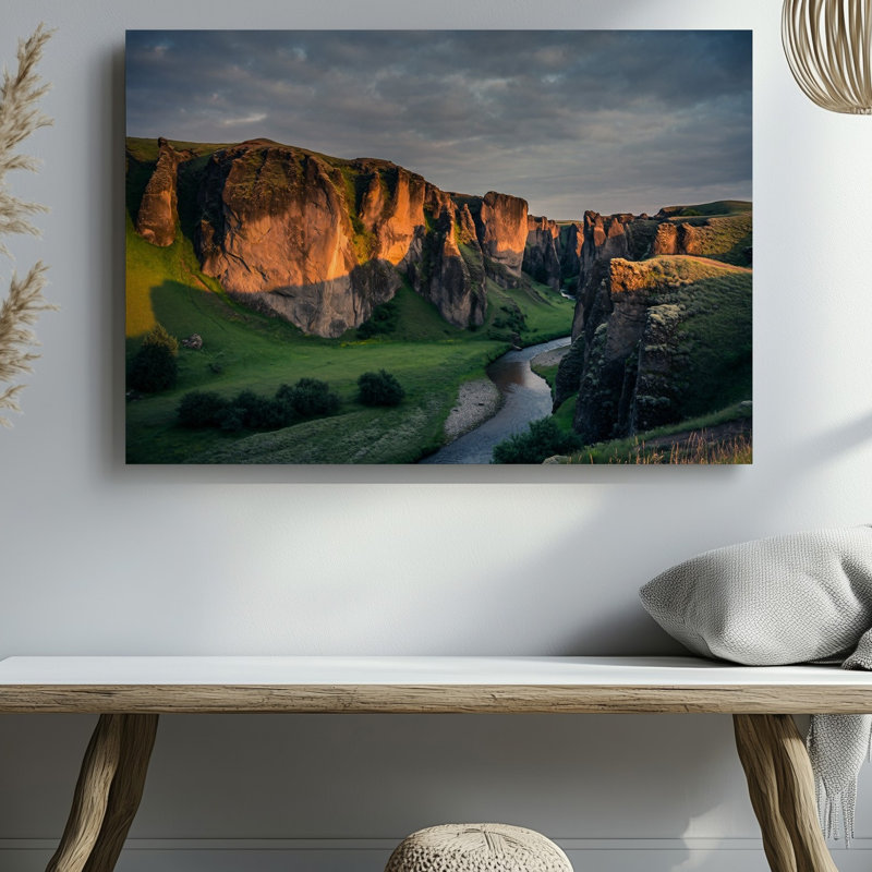 Toile, "Un paysage dramatique se déploie avec des formations rocheuses imposantes", H 30 po x l 30 po