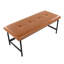Banc moderne pour deux personnes avec structure en métal noir et revêtement en similicuir brun clair pour le confort, la durabilité et l'élégance des sièges d'intérieur.