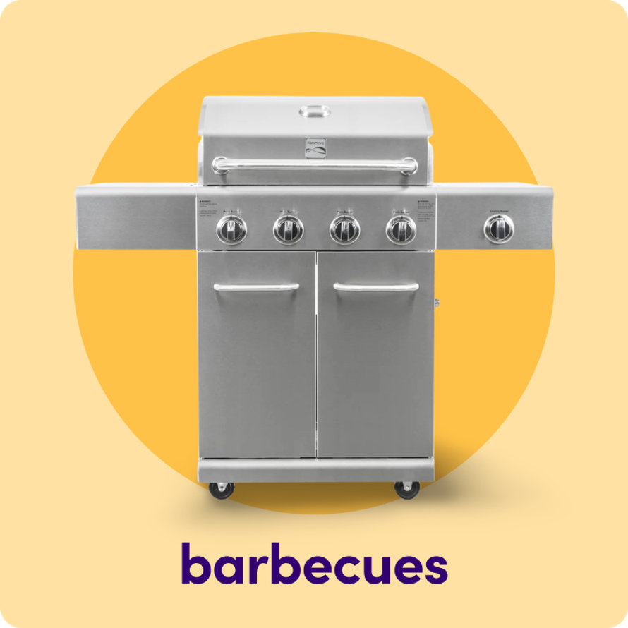 Un barbecue au gaz en acier inoxydable à quatre brûleurs avec des tablettes latérales et un meuble de rangement inférieur sur un fond circulaire jaune.
