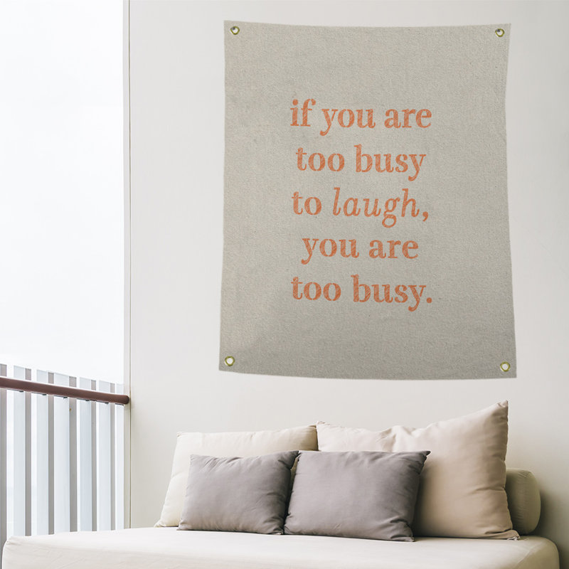Tapisserie en polyester pour le temps pour les citations de rire, H 36 po x l 26 po, Blanc / Orange