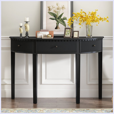 Console moderne avec façades de tiroir à rayures verticales et quatre pieds