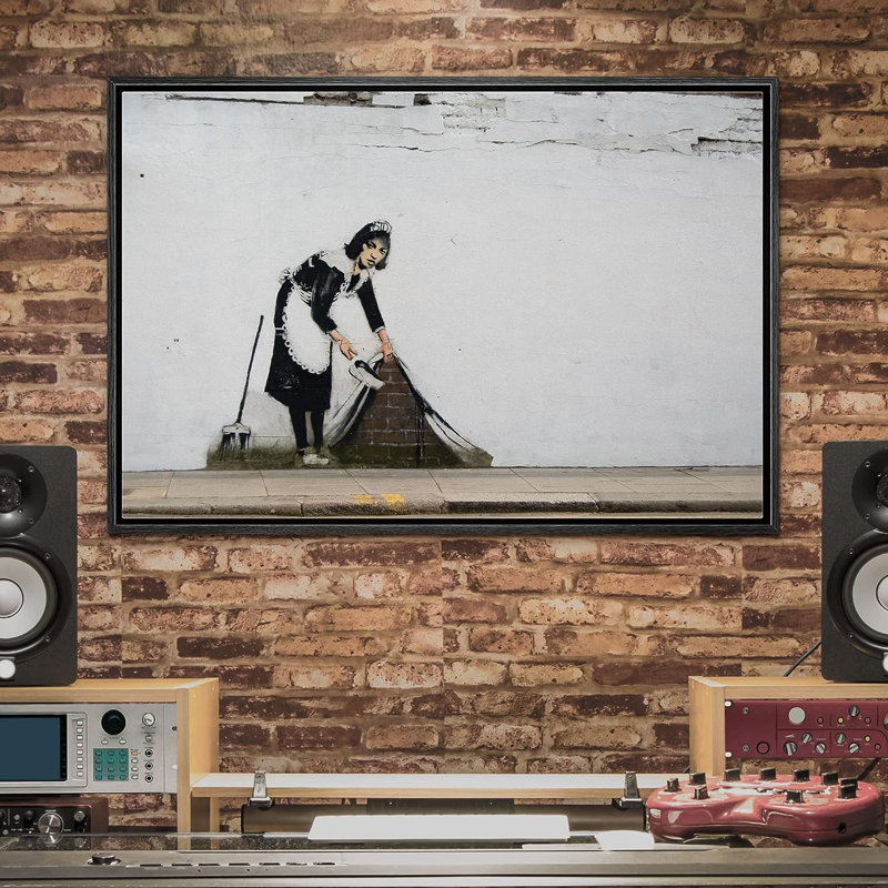 Banksy Maid Sweeping Under Tapis sur toile, H 24 po x l 36 po x P 1,5 po, Cadre flottant noir