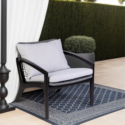 Chaise d'extérieur Liora en bois d'eucalyptus foncé et corde grise avec coussins blancs