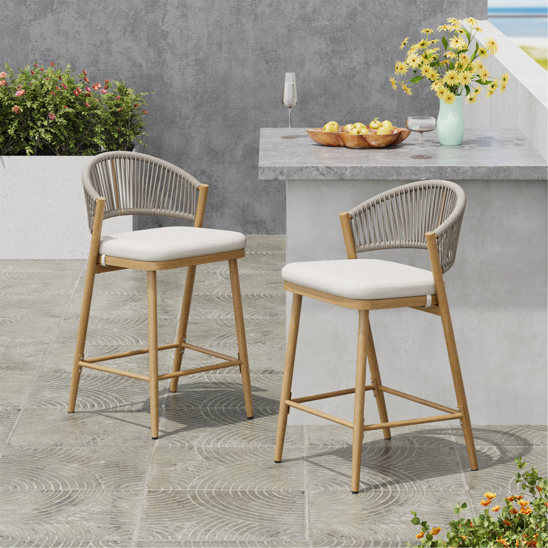 Ensemble de 2 tabourets de bar d'extérieur à structure en aluminium d'une hauteur de 30,25 po avec dossier en PE en rotin, coussin résistant à l'eau et pieds en grain de bois