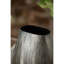 Vase ovale en aluminium ciselé en aluminium avec surface texturée verticale, centre de table décoratif léger et durable pour les intérieurs modernes.