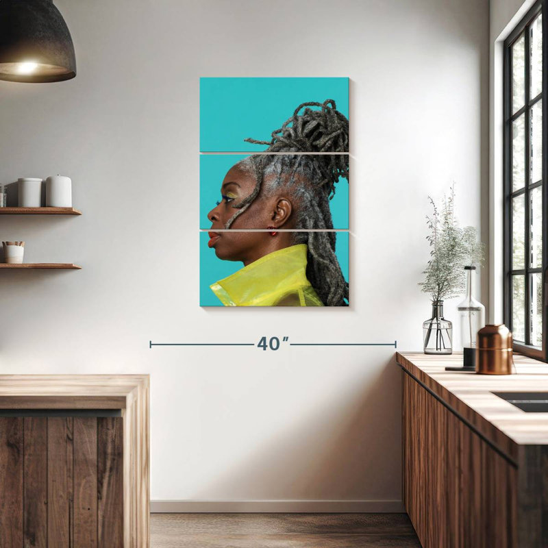Femme navette afro-américaine confiante, H 38 po x l 24 po