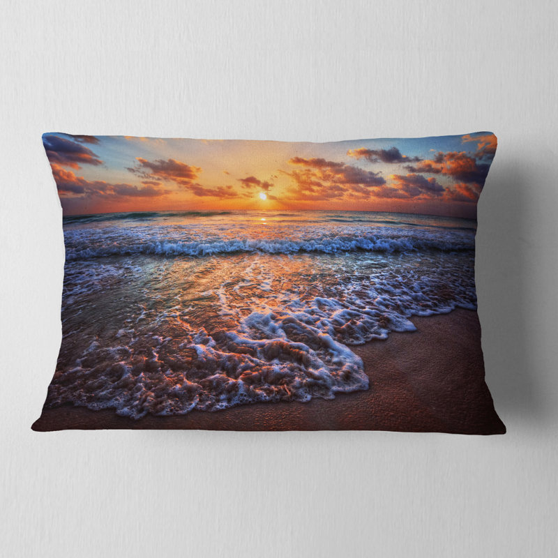 Coussins de mer rugissant de mer au cours d’un coussin lombaire coucher de mer