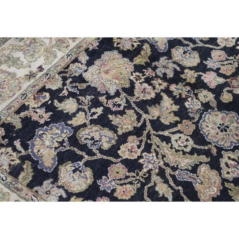 Tapis noir et ivoire de haute qualité noué à la main