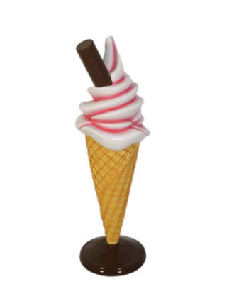 Petite statue surdimensionnée de crème glacée à la fraise