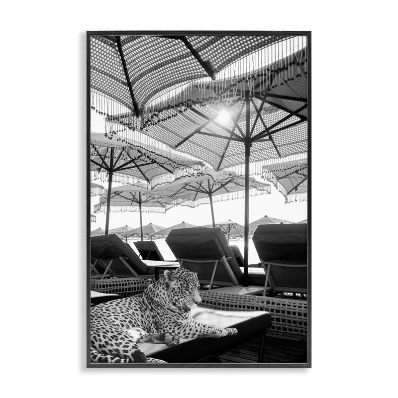 Léopard en vacances tropicales, estampe numérique, design par Grotto Studios, H 24 po x l 16 po, Giclée encadrée noir minuit