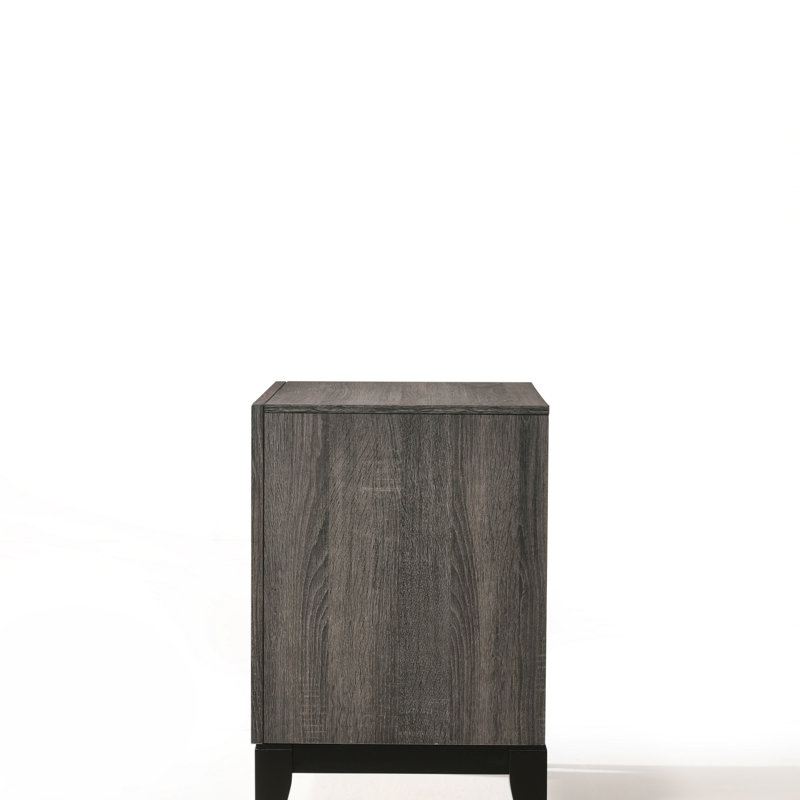 Table de chevet vieillie Valdemar avec tiroirs spacieux et quincaillerie élégante pour les chambres modernes