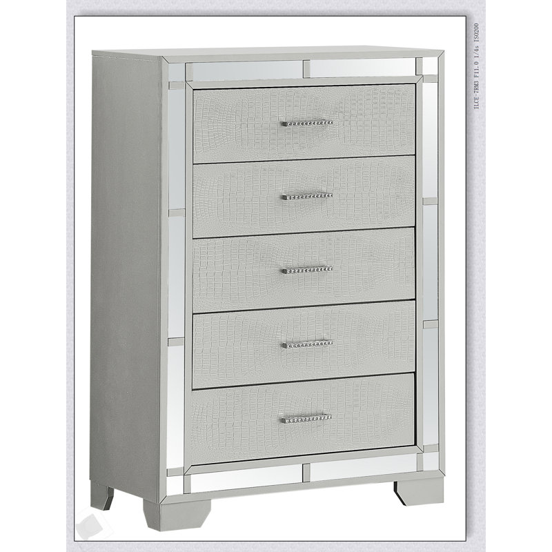 Luxueuse table de chevet texturée Croc avec beaucoup de rangement et des accents de miroir glamour, parfaite pour les chambres à coucher modernes et traditionnelles.