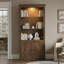 Bibliothèque de campagne autoportante brune à 4 niveaux H 78,75 po avec plafonnier à DEL chaud, armoire de rangement avec portes et tablettes réglables en verre, tablette multifonctionnelle pour la maison et le bureau