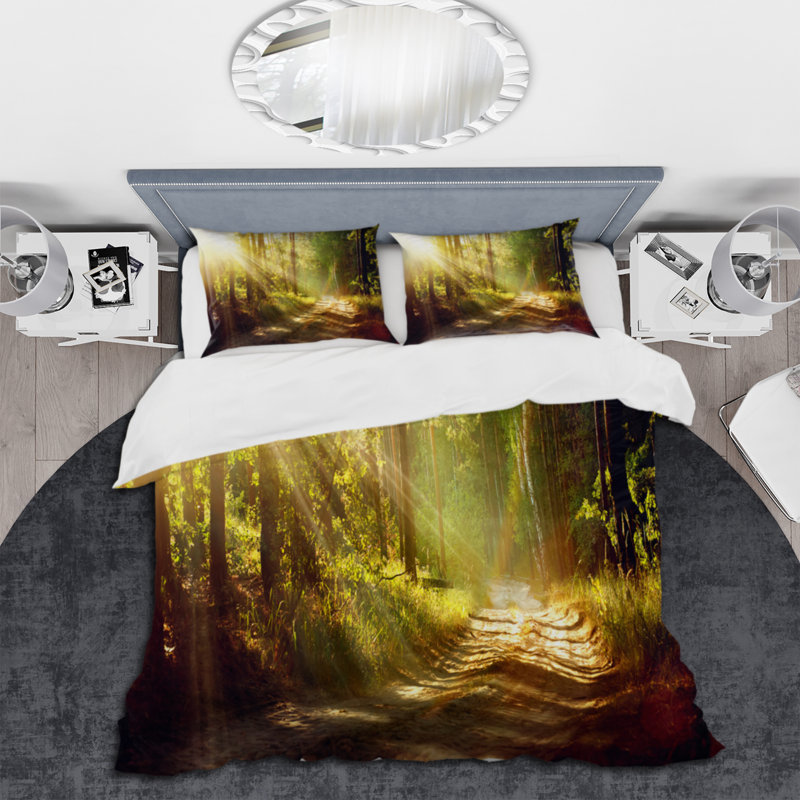 Rayons de soleil qui brille à travers le brouillard dans la vieille forêt - ensemble de housse de couette paysage - microfibre de polyester