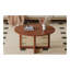 Une table basse en bois rouge foncé naturelle et élégante avec des décorations en rotin artificiel, parfaite pour un salon à la mode et un thé confortable