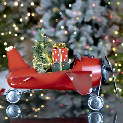 Petit avion avec arbre de Noël illuminé