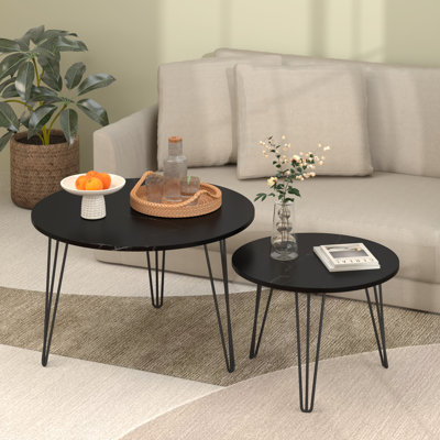 Ensemble de 2 tables basses gigognes rondes de 68,6 cm (27,04 po), avec structure en métal et plateau en marbre. Couleur noire. Idéales pour le bureau, le balcon, une chambre d'amis ou les petits espaces. Stables et polyvalentes. Pratiques.