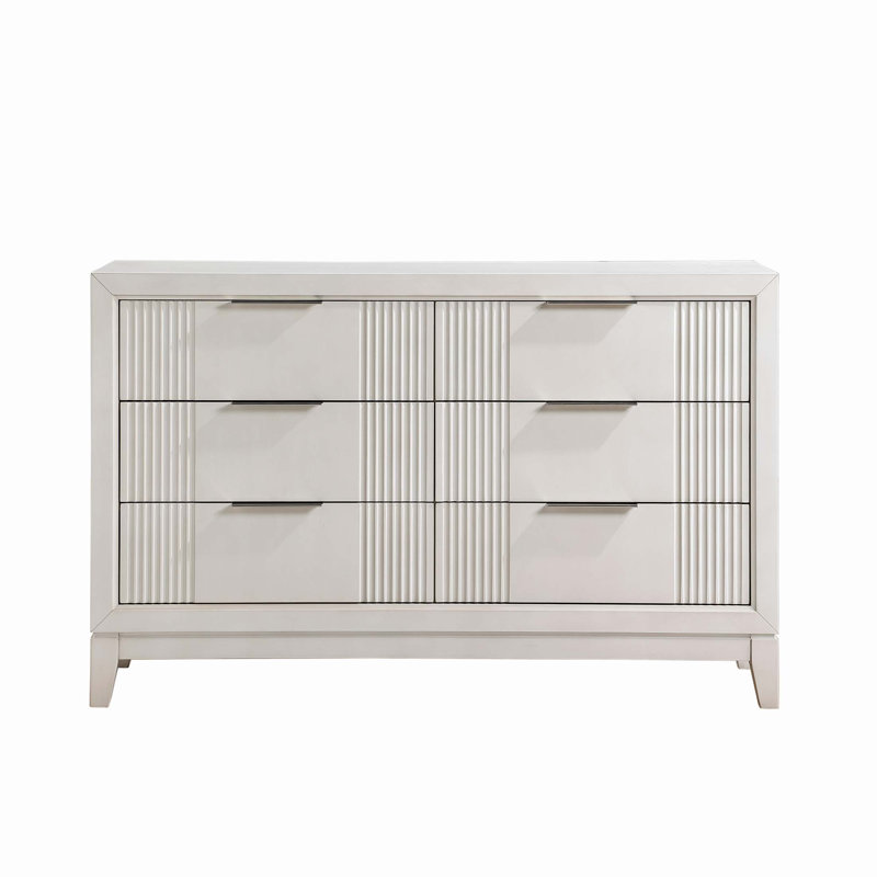 Commode moderne à 6 tiroirs avec façades en roseaux et finition blanc antique pour un rangement élégant dans la chambre à coucher