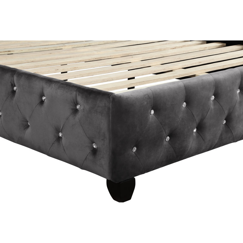 Grand lit moderne en cristal gris avec base en bois et rembourré dans la chambre à coucher pour une configuration élégante