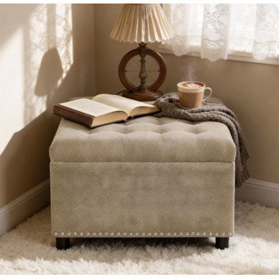 Repose-pieds avec rangement, tabouret capitonné, repose-pieds à garniture cloutée, repose-pieds carré avec rangement, table basse rembourrée, rangement pour chambre à coucher, décoration de salon, repose-pieds chameau, petit mobilier, décoration intérieure.