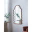 Miroir arqué unique en bois au design exquis et aux reflets transparents