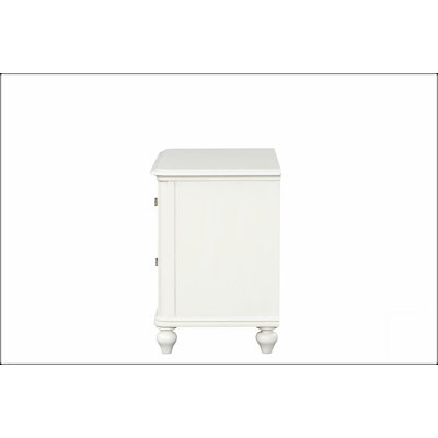 Table de chevet style côtier avec tiroirs en queue d'aronde et glissières à roulement à billes pour un fonctionnement en douceur