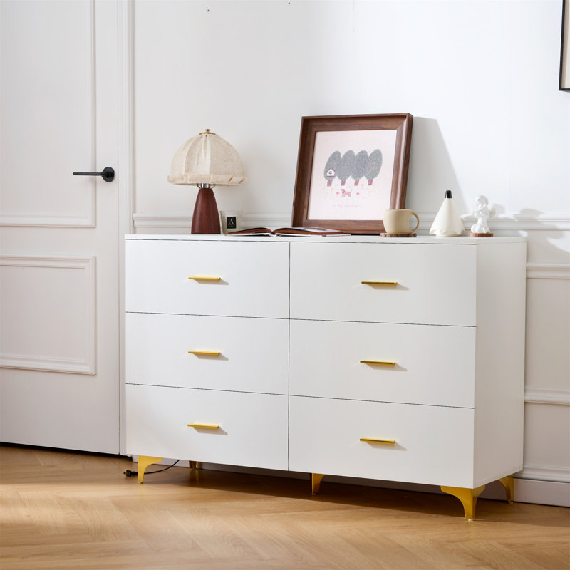 Commode 6 tiroirs blanche avec poignées dorées et pieds en métal