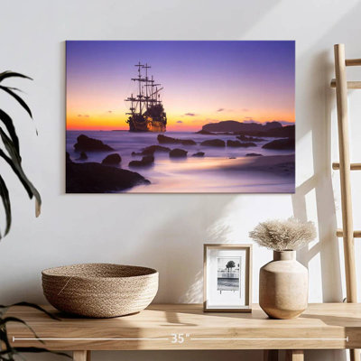 Bateau pirate en haute mer