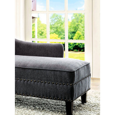 Banc en tissu gris avec garniture cloutée et coussin, style transitionnel moderne pour la chambre à coucher ou le salon, l 61 po x P 25 po H 31 1/2 po, méridienne contemporaine 1pc, détails ajustés