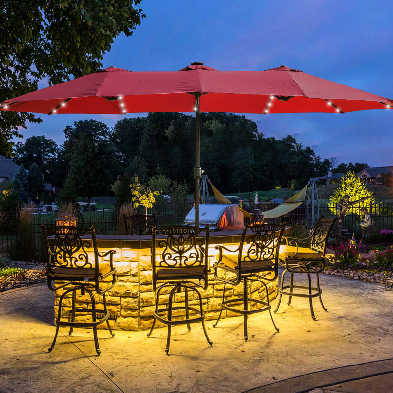 Grand parasol de patio extérieur double 15 x 9 pi - rouge avec base. Espace d'ombre supplémentaire pour la cour arrière, la piscine. Toile résistante aux intempéries, structure en acier, manivelle pratique, base rectangulaire à évent en rouge.