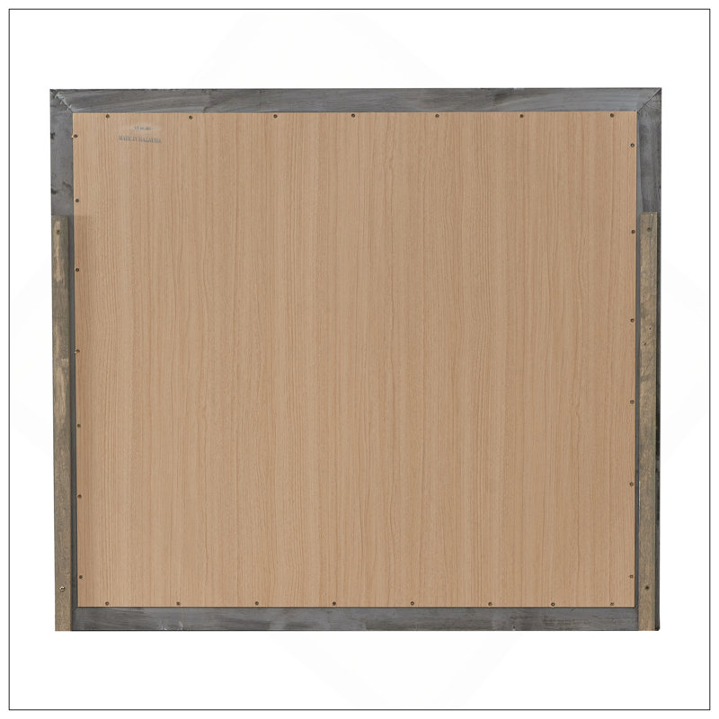 Miroir mural contemporain argenté, parfait pour rehausser la luminosité et le style de la pièce dans les intérieurs modernes