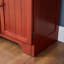 Armoire de rangement à 8 portes avec 4 tablettes en cerisier pour une efficacité énergétique