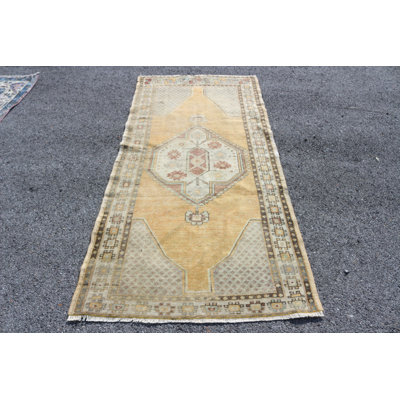 Tapis turc antique tissé à la main en laine jaune et fait à la main pour un espace intérieur spacieux