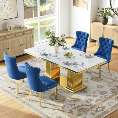Table de salle à manger rectangulaire en métal et imitation marbre avec 4 chaises de salle à manger capitonnées en velours et ornées de clous décoratifs