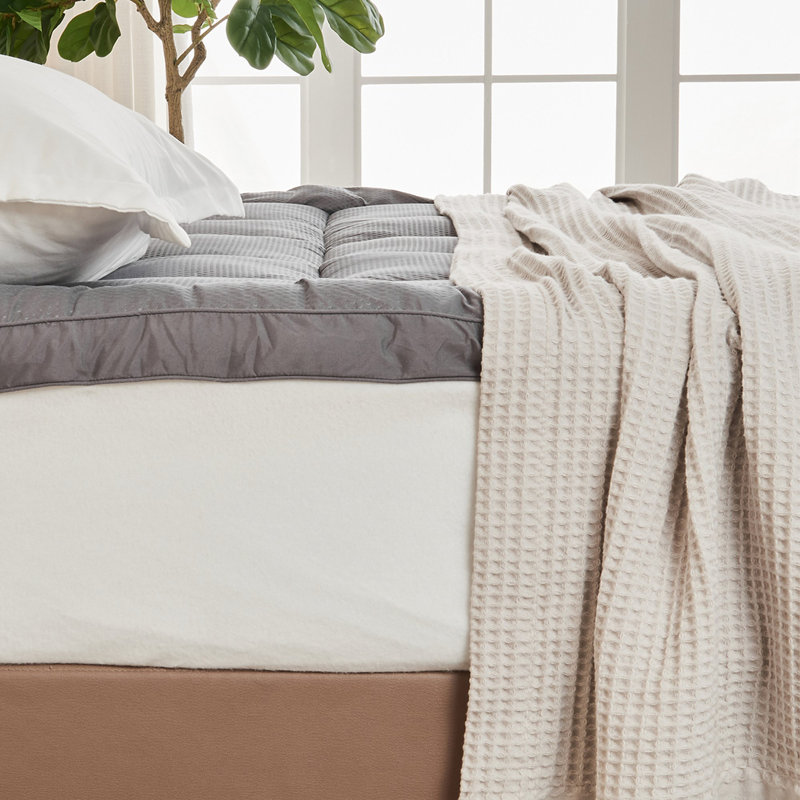 Surmatelas en duvet synthétique ultra-doux 2 po Giorgi, Roi, Gris clair
