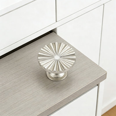 Boutons d'armoire rétro Sunburst, poignées de tiroir en nickel brossé, quincaillerie en alliage de zinc pour commode, garde-robe, armoire et placard, installation facile avec des vis réglables (paquet de 3)