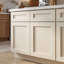 Armoire de base 42 po blanc doux prête à assembler avec portes en bois massif et tiroirs à queue d'aronde