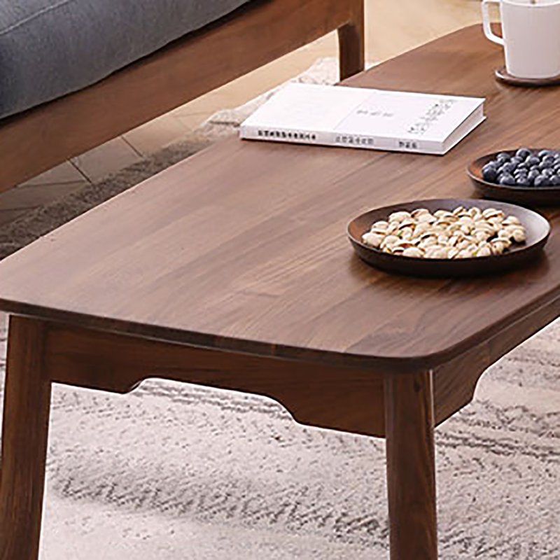 Table basse à quatre pieds en bois massif