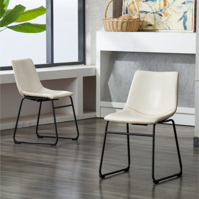 Chaise de salle à manger rétro en cuir pu de 2, blanc. Sièges moulés pour plus de solidité et de confort. Pieds avec repose-pieds intégré. L 18,5 po x P 22,25 po x H 31,5 po. Assemblage requis Siège blanc de style rétro 2 - Fin